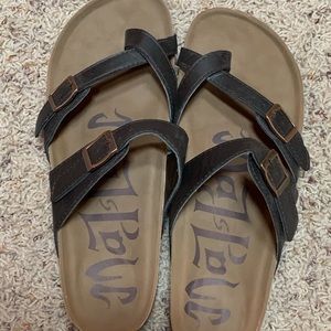 Excellent Condition Cross Toe Sandals!